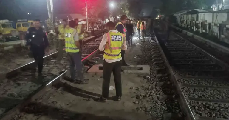 ককটেল  বিস্ফোরণের স্থান পরিদর্শন করছেন পুলিশ